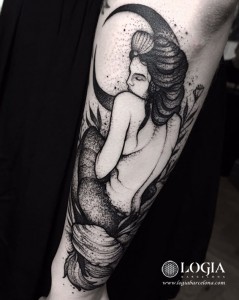 tatuaje-brazo-mujer-luna-barcelona-uri-torras      